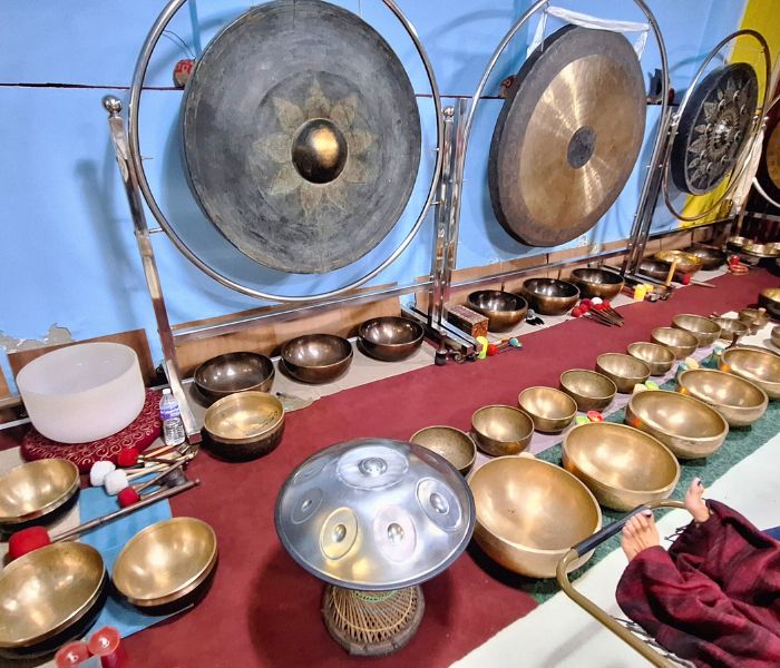 Retiro de Yoga y Meditacion en Nepal. Sesion Cuencos Tibetanos Terapeuticos. Ambica Devi