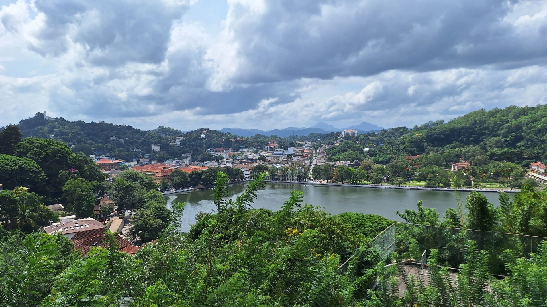 Sri Lanka Kandy Yoga Meditación Ayurveda Budismo
