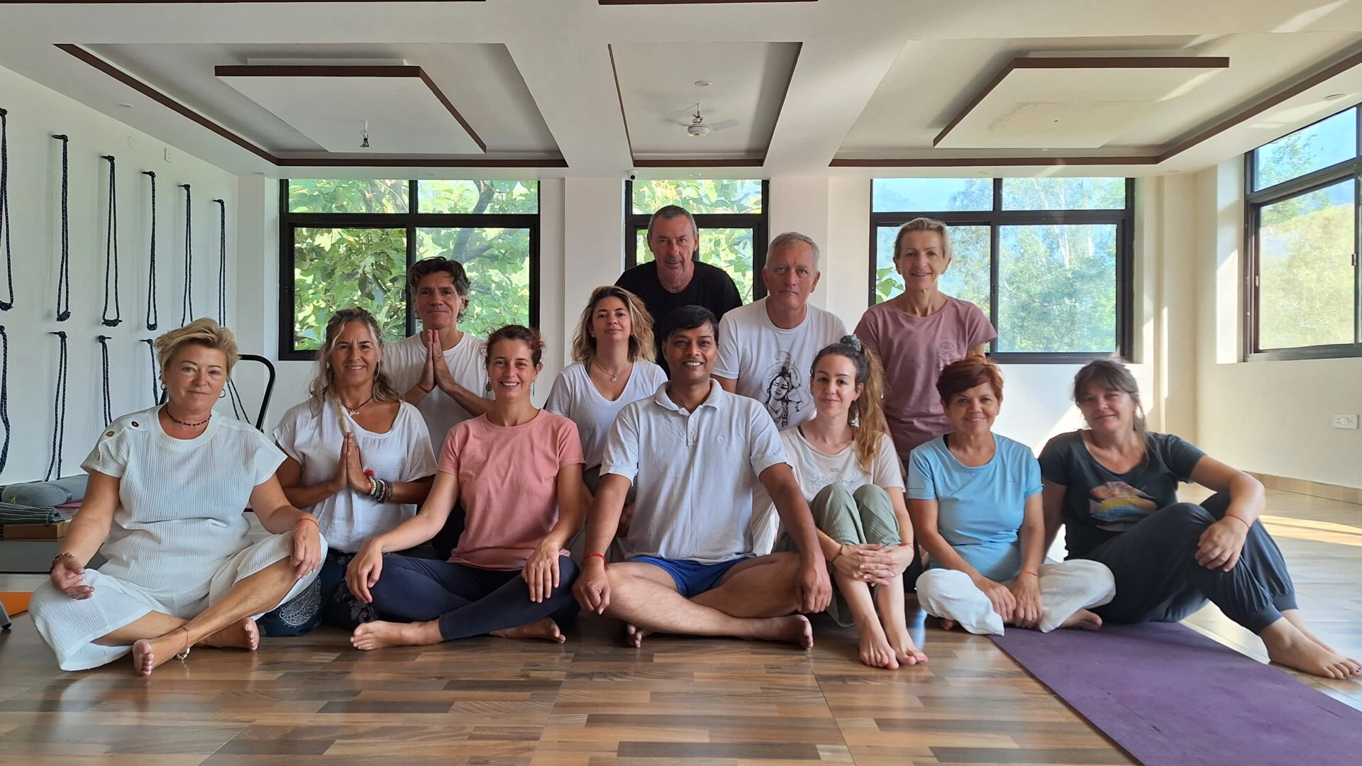Clase de yoga tradicional durante el retiro en Rishikesh