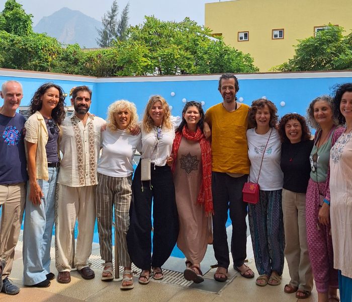 India es una tierra de magnetismo profundo, una experiencia sensorial y espiritual que transforma. Conocida como la Gran Maestra, nos enseña a través de lo cotidiano: en cada templo, río, ceremonia y encuentro, invitándonos a un viaje interior. Este retiro y peregrinaje de Yoga y Meditación recorre el estado de Tamil Nadu, en el sur de India, una región de espiritualidad viva, templos milenarios y tradiciones profundamente arraigadas. El viaje está guiado por mi experiencia de 12 años en India, explorando su cultura, practicando yoga y meditación, y acompañando a personas que, como tú, buscan reconectar con su esencia. A lo largo del recorrido visitaremos y meditaremos en espacios de gran poder energético, como el ashram de Sri Aurobindo en Pondicherry, el ashram de Ramana Maharshi, las cuevas de meditación y el sagrado monte Arunachala en Tiruvannamalai, así como Mahabalipuram, Chidambaram, Thanjavur y Trichy. Un viaje de inmersión cultural y espiritual donde la práctica diaria de Yoga y Meditación se integra con la vida cotidiana, ofreciendo un espacio para mirar hacia dentro, reconectar con tu esencia y vivir la espiritualidad de forma auténtica y profunda.