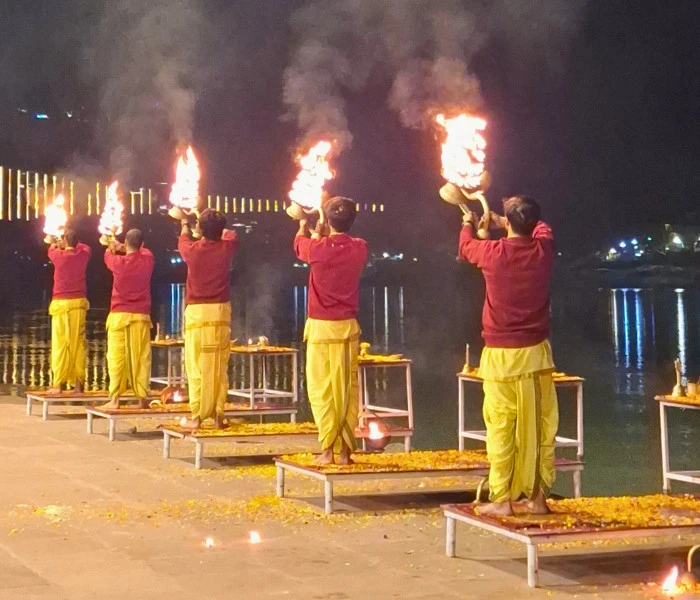 Ceremonia Ganga Aarti al atardecer en Rishikesh
